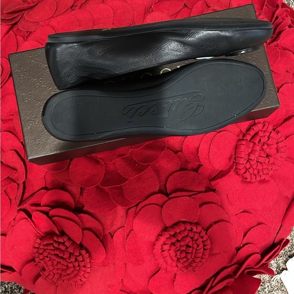 Black GUCCI womens flats with heart on toes point. - Picture 3 of 9